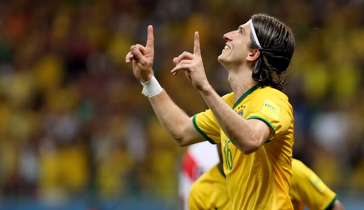 Ekspresi Filipe Luis setelah mencetak gol ke gawang Peru dalam Kualifikasi Piala Dunia 2018 di Stadion Ponte Nova, Salvador, Brasil, Rabu (18/11/2015) pagi WIB. (AFP Photo/Felipe Oliveira)
