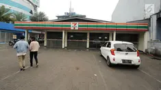 Warga memasuki kawasan gerai 7-Eleven di kawasan Jalan Kapten Tendean, Jakarta, Sabtu (24/6). Penutupan seluruh gerai 7-Eleven di Indonesia akan dilakukan 30 Juni 2017. (Liputan6.com/Helmi Fithriansyah)