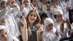 Artis Jessica Iskandar bersama anak-anak rumah singgah Yayasan Bina Anak Pertiwi, Jakarta, Selasa (12/6). Jessica bercerita bahwa dirinya telah mengadopsi tiga anak berkebutuhan khusus dari yayasan yang berbeda. (Liputan6.com/Faizal Fanani)