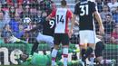 Proses terjadinya gol oleh striker Manchester United, Romelu Lukaku, ke gawang Southampton pada laga Premier League di Stadion St Mary's, Sabtu (23/9/2017). Manchester United menang 1-0 atas Southampton. (AFP/Glyn Kirk)