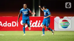 Selebrasi pemain Persib Bandung, Victor Igbonefo (kiri) usai menjebol gawang PS Sleman dalam pertandingan semifinal leg pertama Piala Menpora 2021 di Stadion Maguwoharjo, Sleman, Jumat (16/4/2021). Kemenangan itu menjadi modal Persib menghadapi leg kedua. (Bola.com/Ikhwan Yanuar)