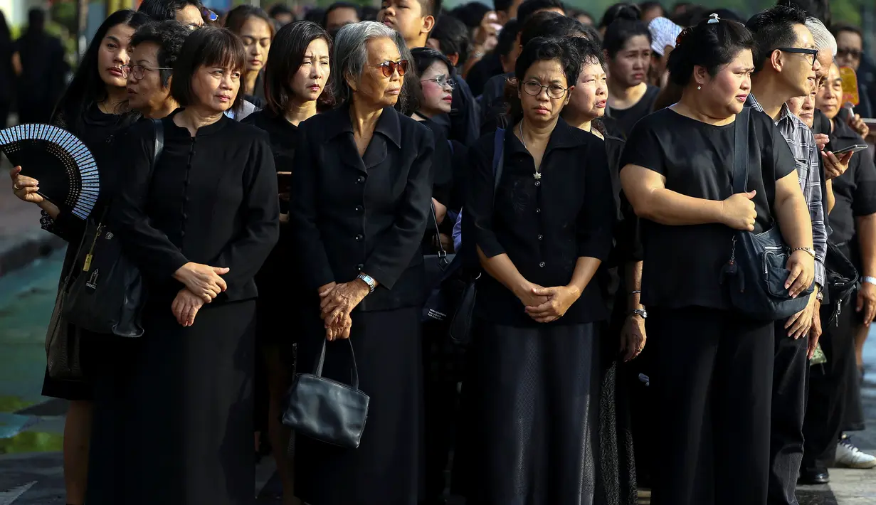 Para warga yang sedang berkabung berbaris untuk memberikan penghormatan terakhir Raja Thailand Bhumibol Adulyadej di Grand Palace di Bangkok, Thailand (14/10). (Reuters/Athit Perawongmetha)