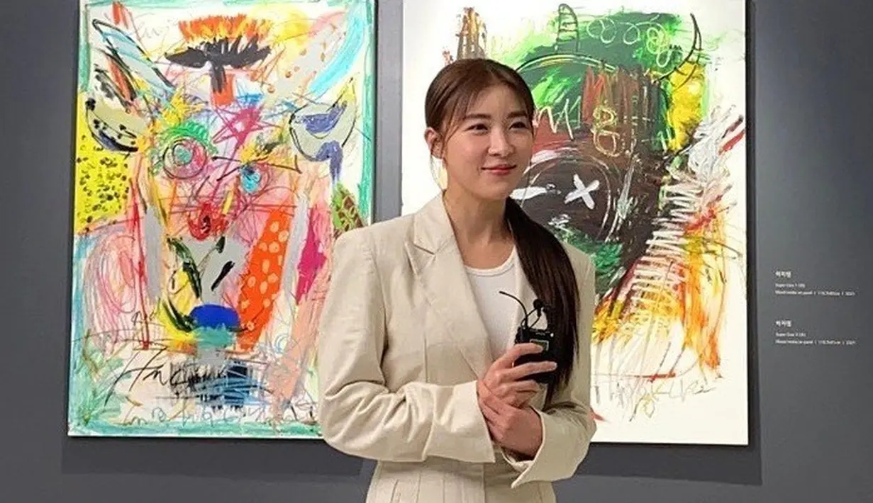 Bulan Juni mendatang, Ha Ji Won akan berusia 43 tahun, siapa sangka! Pesona noona yang satu ini memang seperti tak lekang oleh waktu. Dengan pipi yang chubby dan rambut panjang berponi, Ha Ji Won selalu sukses tampil awet muda. Foto: Instagram.