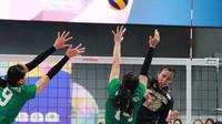 Kapten timnas voli putri Indonesia Amalia Fajrina Nabila melancarkan smes dalam Kejuaraan Antarklub Asia 2018 di Kazahstan. (Humas PP PBVSI)
