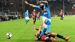 Pemain Napoli, Elseid Hysaj menghindar dari adangan pemain Genoa, Adel Taarab (bawah) pada lanjutan Serie A di Luigi Ferraris stadium, Genoa, (25/10/2017). Napoli menang 3–2. (AFP/Vincenzo Pinto)