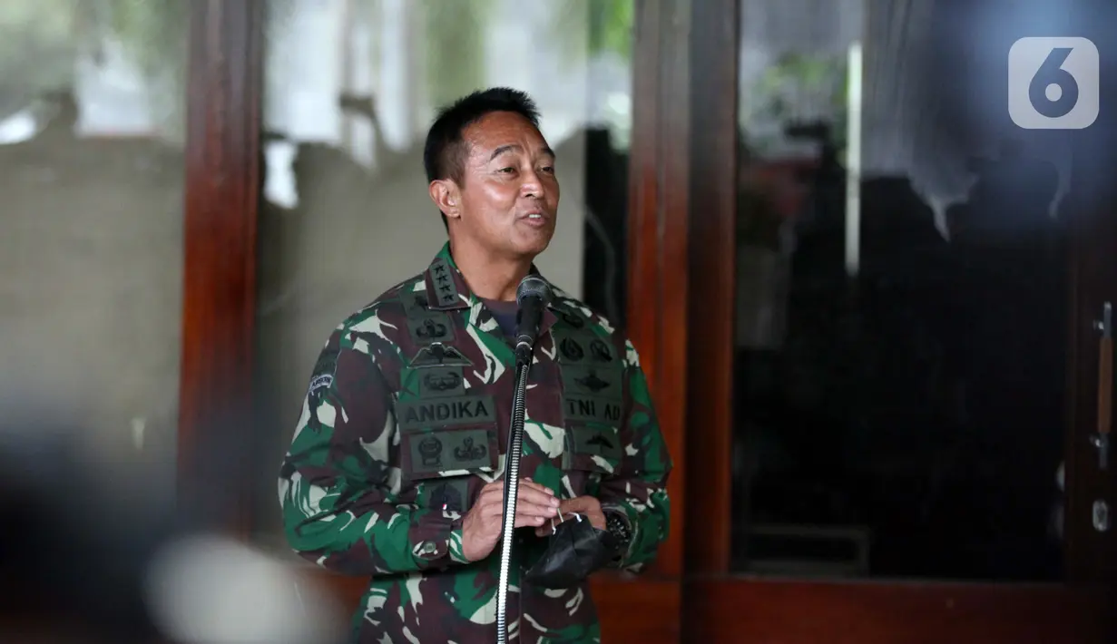 Calon Panglima TNI Jenderal TNI Andika Perkasa menyampaikan keterangan saat mengikuti Sidang Paripurna di Kompleks Parlemen, Jakarta, Senin (8/11/2021). DPR menyepakati penetapan Jenderal TNI Andika Perkasa sebagai Panglima TNI. (Liputan6.com/Johan Tallo)