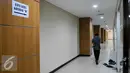 Seorang petugas melintasi lorong ruangan yang mengarah ke ruang rapat Komisi D DPRD DKI Jakarta, Jumat (1/4/2016). KPK segel 4 ruangan DPRD DKI terkait penangkapan Mohammad Sanusi dalam Operasi tangkap tangan (OTT). (Liputan6.com/Yoppy Renato)