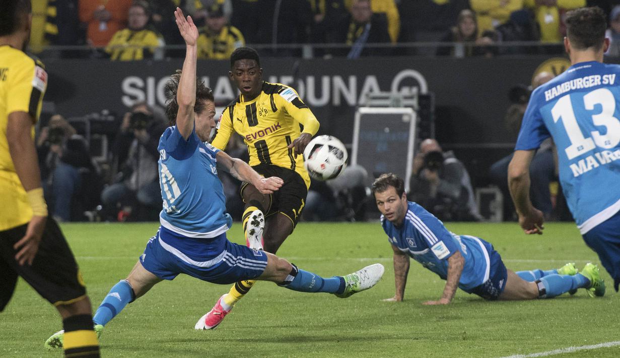 Striker Borussia Dortmund, Ousmane Dembele, melepaskan tendangan ke gawang Hamburg SV. Borussia Dortmund dan Hamburg SV sama-sama menciptakan 6 tendangan ke arah gawang. (AP/Bernd Thissen)