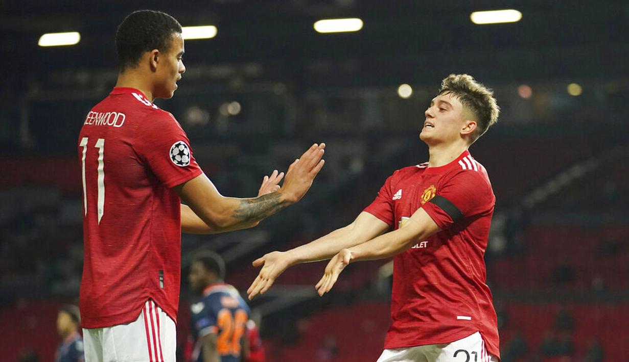 Pemain Manchester United, Daniel James, melakukan selebrasi bersama Mason Greenwood usai mencetak gol ke gawang Istanbul Basaksehir pada laga Liga Champions di Stadion Old Trafford, Rabu (25/11/2020). Setan Merah menang dengan skor 4-1. (AP/Dave Thompson)