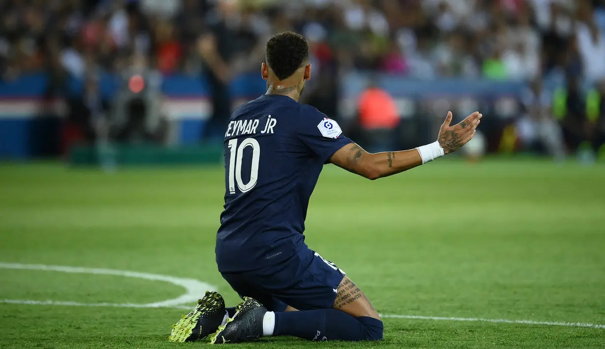 Sepuluh menit kemudian dewi fortuna menghampiri PSG. Lewat rekaman VAR, Neymar terindikasi dijatuhkan Guillermo Maripan di dalam kotak penalti. (AFP/Franck Fife)