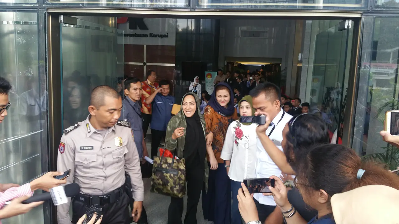 Istri Setya Novanto (batik cokelat) usai pemeriksaan di KPK