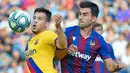 Gelandang Barcelona, Carlos Perez, berebut bola dengan bek Levante, Sergio Postigo, pada laga La Liga Spanyol di Stadion Ciutat de Valencia, Valencia, Sabtu (2/11). Levante menang 3-1 atas Barcelona. (AFP/Jose Jordan)