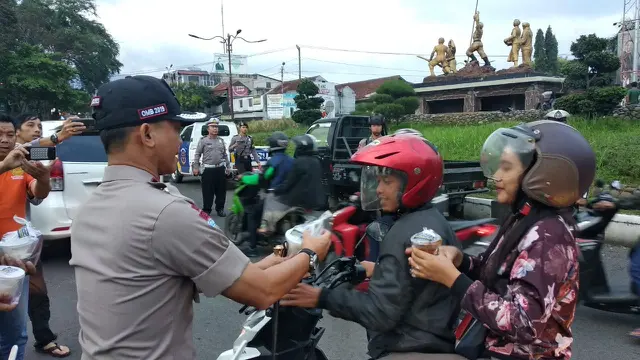 Kapolres Garut AKBP Budi Satria, saat membagikan makanan takjil di bundaran Simpang Lima Kabupaten Garut, Rabu lalu