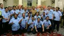 Gubernur DKI Jakarta Anies Baswedan dan Wakilnya Sandiaga Uno foto bareng pegawai Transjakarta di Balai Kota DKI Jakarta, Selasa (20/3). Para pegawai Transjakarta diundang ke Balai Kota untuk mendapat apresiasi Pemprov DKI. (Liputan6.com/Pool/Dadang WS)