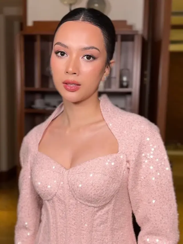 Potret Tunangan Penyanyi Adikara.