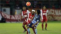 Gelandang serang PSM Makassar, Alex Silva berebut bola dengan pemain Persela Lamongan, Tamsil Sijaya di Stadion Andi Mattalatta, Makassar, Sabtu (7/5/2016). (Bola.com/Abdi Satria)