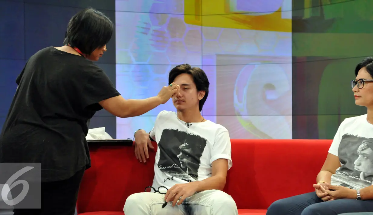 Aktor Adipati Dolken sebelum melakukan wawancara mengenai film Jendral Soedirman di Live Streaming Bincang Sore Liputan6.com, Jakarta, Senin (31/8/2015).( Liputan6.com/Panji Diksana)