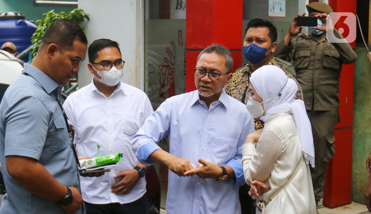 Menteri Perdagangan Zulkifli Hasan (kedua kanan) saat meninjau harga bahan pokok di Pasar Cibubur, Jakarta, Kamis (16/6/2022). Kunjungan tersebut dilakukan untuk melihat dan memantau langsung harga bahan pokok guna memastikan harga stabil menjelang Hari Raya Idul Adha 1443 Hijriah. (Liputan6.com/Herman Zakharia)