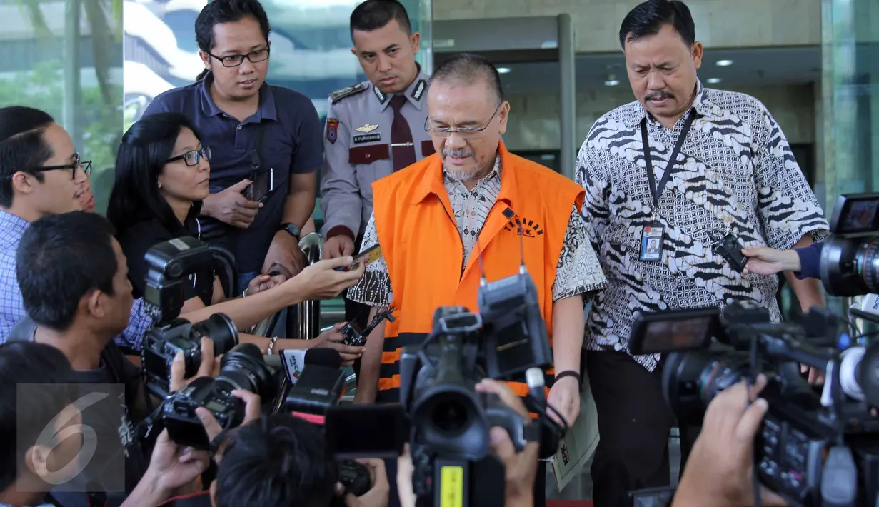Tersangka kasus korupsi pembangunan Wisma Atlet dan Gedung Serbaguna Provinsi Sumsel, Rizal Abdullah memberi keterangan di KPK, Jakarta, Jumat (26/6/2015). Rizal mengatakan berkas perkaranya sudah dinyatakan lengkap atau P21. (Liputan6.com/Helmi Afandi)