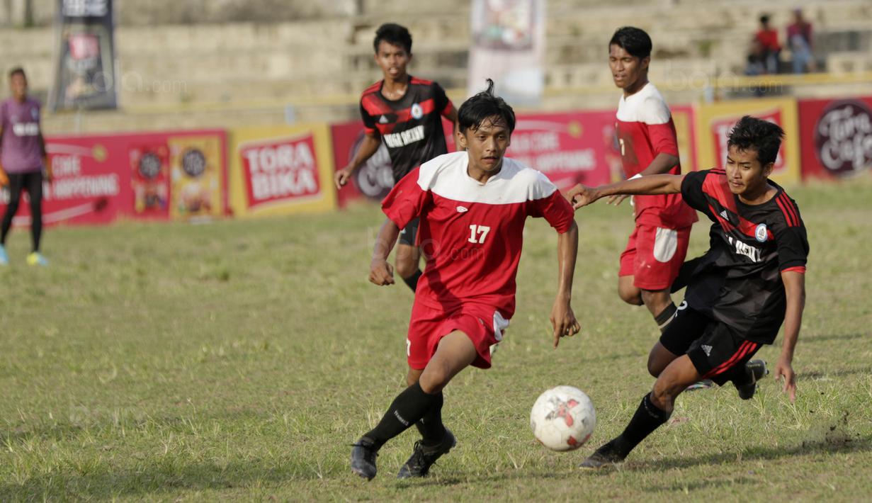 Pemain STIMED Nusa Palapa, Anderson Kabes, berusaha melewati pemain STKIP Mega Resky pada laga final Torabika Campus Cup 2017 di Stadion UNM, Makassar, Kamis, (19/10/2017). STIMED Nusa Palapa menang adu penalti atas STKIP Mega Resky. (Bola.com/M Iqbal Ich