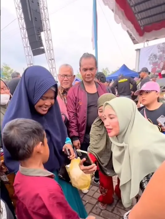 Chacha Frederica, menghampiri anak yang menangis karena tak dapat baju. Dengan suara pelan, ia menanyakan alasan sang anak merajuk. (Foto: Instagram/@chafrederica)