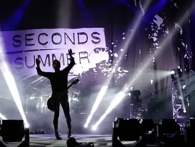 5 Seconds Of Summer saat tampil di ICE BSD, Tangerang Selatan, Sabtu (5/3/2016). Dalam Tour Sound Live Feels Lives Band 5 SOS asal Australia berhasil menghibur para fansnya yang berada di Indonesia. (Liputan6.com/Angga Yuniar)