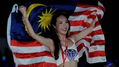 Seorang pengunjung dengan pakaian seksi tampak menikmati alunan musik di DWP 2014, Sabtu (13/12/2014). (Liputan6.com/Faisal R Syam) 