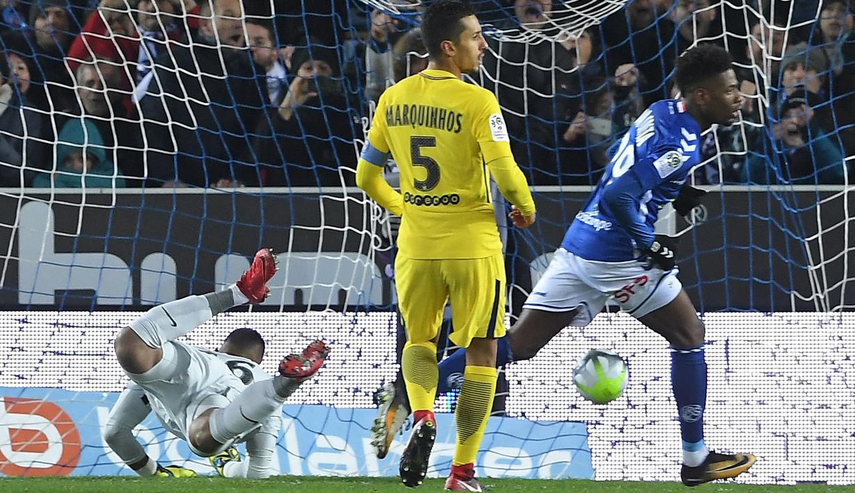 Pemain Strasbourg, Nuno Da Costa (kanan) saat membobol gawang PSG pada lanjutan Ligue 1 Prancis di Meinau Stadium, Strasbourg, (2/12/2017). PSG kalah 1-2 dari Strasbourg. (AFP/Patrick Hertzog)