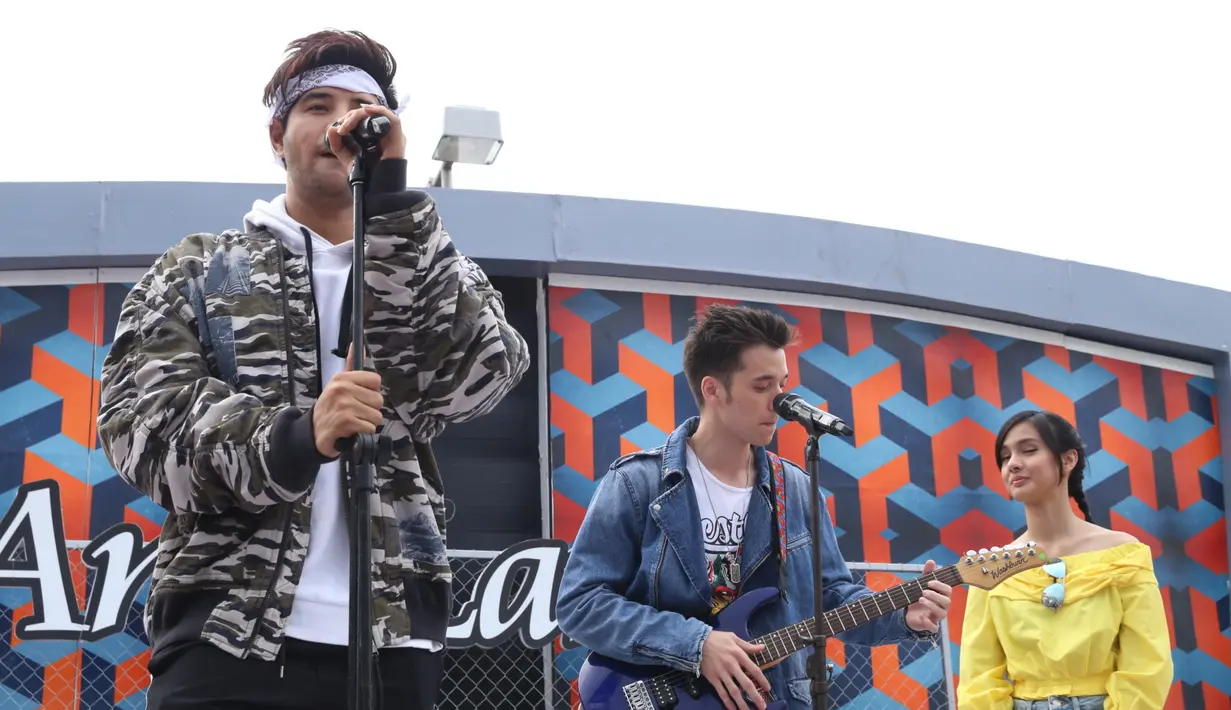 Tentu saja penampilan Band Anak Langit itu disambut riuh penonton yang didominasi remaja putri. Mereka saling berteriak menyebut idola masing-masing. (Nurwahyunan/Bintang.com)