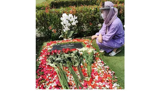 6 Potret BCL Ziarah ke Makam Ashraf Sinclair di Hari Ulang Tahun, Tulis Pesan Haru