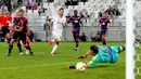 Adam Lallana saat mencetak gol ke gawang Bordeaux dalam laga Grup B Liga Europa di Bordeaux, Jumat (18/9/2015) dini hari WIB. (Action Images via Reuters/Lee Smith)