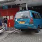 Polisi evakuasi angkot yang menabrak warga dan toko di Jalan Raya Margonda, Depok. (Liputan.com/Dicky Agung Prihanto)