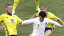 Aksi pemain Korea Selatan, Son Heung-min melewati adangan dua pemain Swedia pada laga grup E Piala Dunia 2018 di Nizhny Novgorod stadium, Nizhny Novgorod, Rusia, (18/6/2018). Swedia menang 1-0. (AP/Michael Sohn)