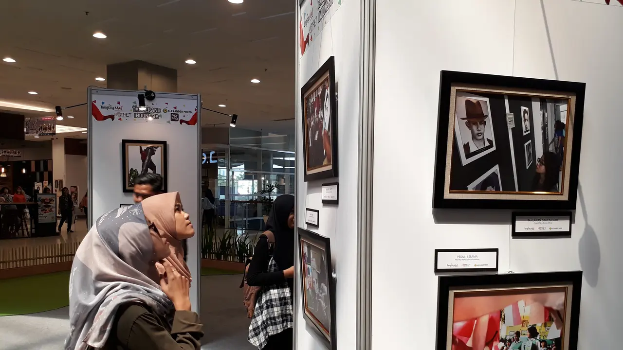 Sejumlah pengunjung tengah asik memperhatikan hasil foto jurnalistik dalam Pameran Foto 'Tangerang untuk Indonesia', di Tangcity Mall, Senin (13/8/2018). Pameran ini digelar dalam rangka memperingati Hari Kemerdekaan RI.