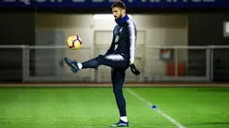 Striker timnas Prancis, Olivier Giroud menjuggling bola selama sesi latihan di Clairefontaine-en-Yvelines (12/11).  Prancis juga akan bertanding pada pertandingan persahabatan melawan timnas Uruguay. (AFP Photo/Franck Fife)