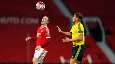  Striker Manchester United, Wayne Rooney (kiri) saat berebut bola dengan pemain Middlesbrough Jonny Burn  saat pertandingan Barclays Under 21 Premier League atau liga Inggris U-21 di Old Trafford, (11/4). ( Reuters / Andrew Boyers)