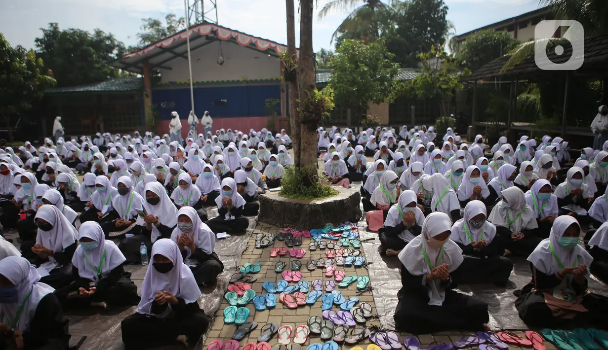 Sejumlah santri mengikuti kegiatan doa Istighosah di Pondok Pesantren An-Nuqthah, Kota Tangerang, Banten, Kamis (22/10/2020). Kegiatan tersebut digelar untuk memperingati Hari Santri Nasional dengan tema "Santri Sehat, Indonesia Kuat" yang jatuh pada hari ini. (Liputan6.com/Angga Yuniar)