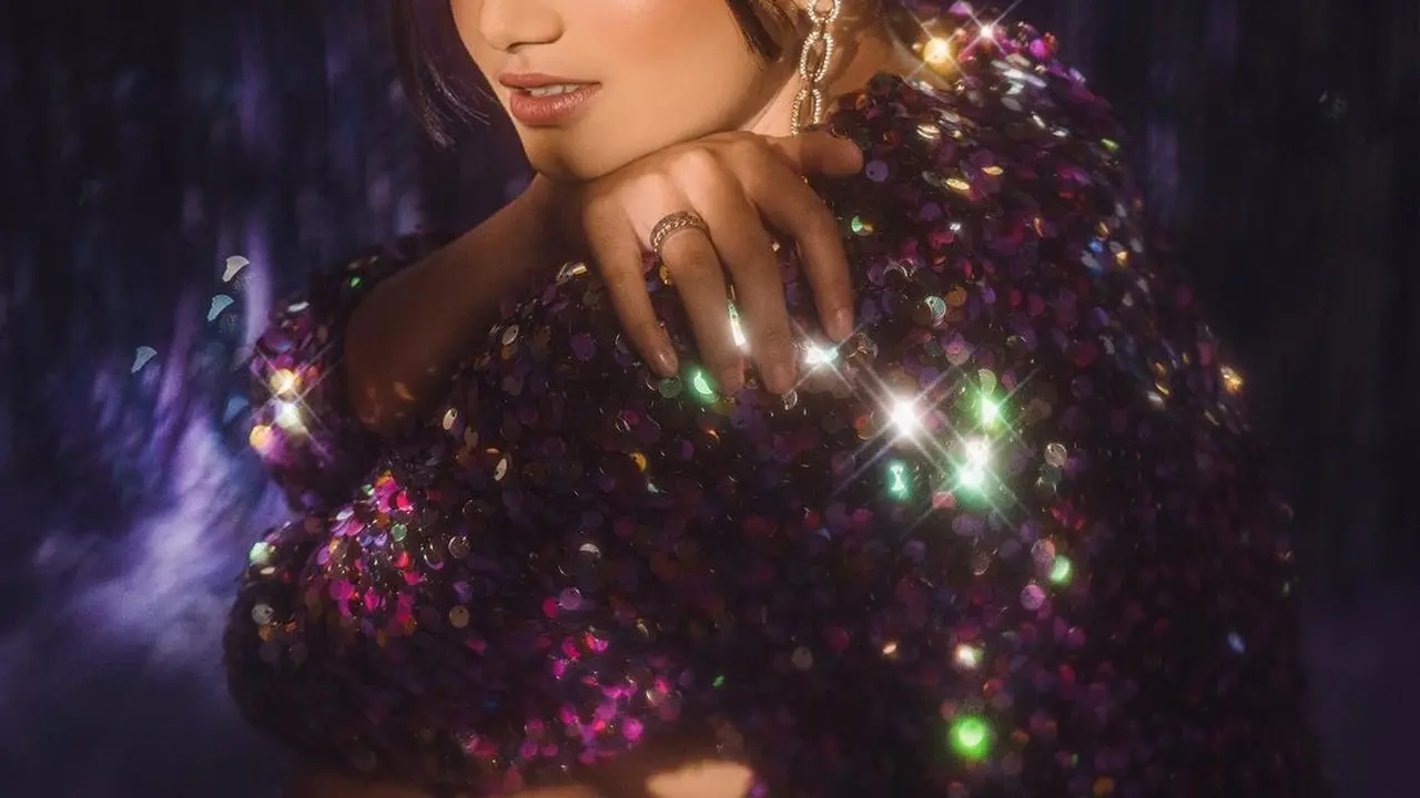 7 Gaya Pemotretan Safira Ratu Sofya Berkonsep Glamor, Makin Elegan