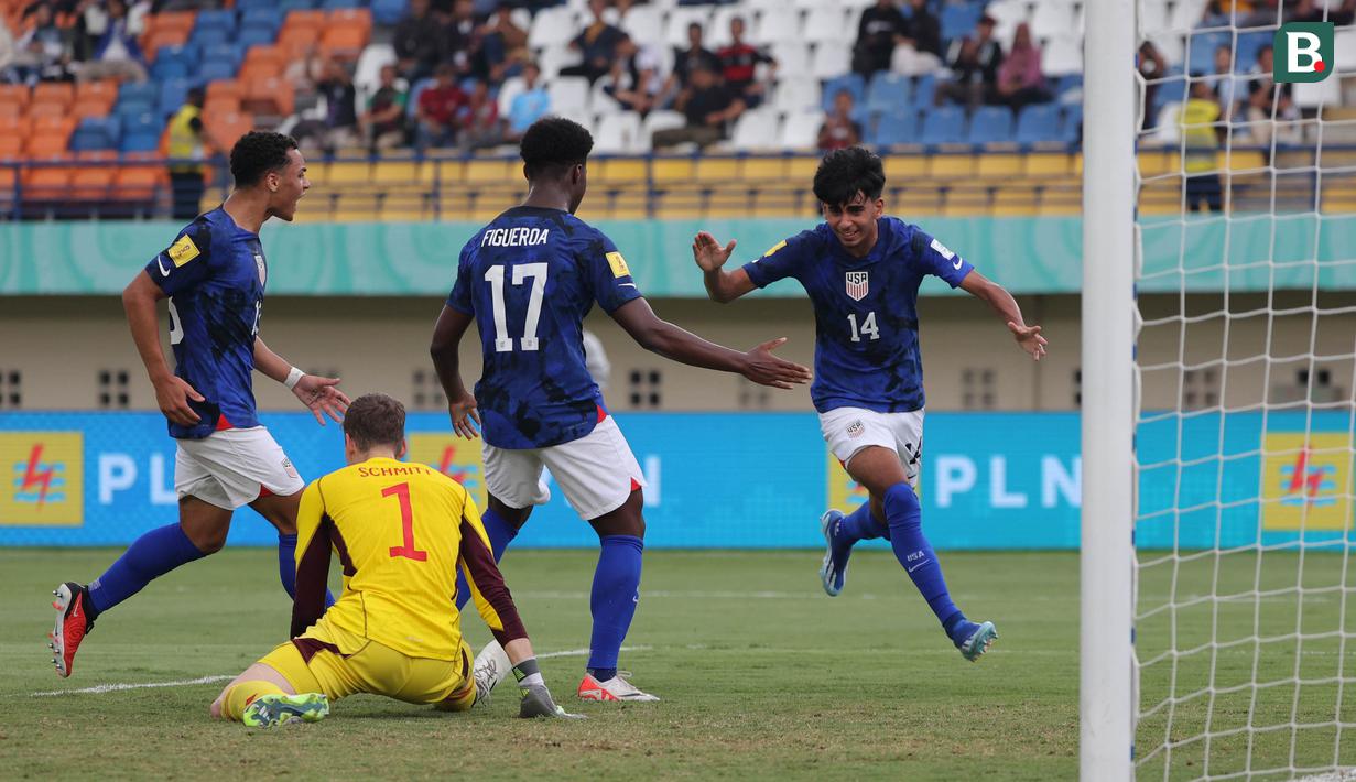 <p>Pemain Timnas Amerika Serikat U-17, Taha Habroune (kanan) melakukan selebrasi setelah mencetak gol penyeimbang 1-1 ke gawang Timnas Jerman U-17&nbsp;pada laga 16 besar Piala Dunia U-17 2023 yang berlangsung di Si Jalak Harupat, Bandung, Selasa (21/11/2023). (Bola.com/Ikhwan Yanuar)</p>