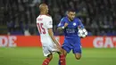 Pemain Sevilla, Steven N'Zonzi (kiri) mencoba menghadang laju pemain Leicester City, Danny Simpson during pada Babak 16 Besar Liga Champions di King Power Stadium, (14/3/2017). Leicester City menang agregat atas Sevilla 3-2 . (AP/Rui Vieira)