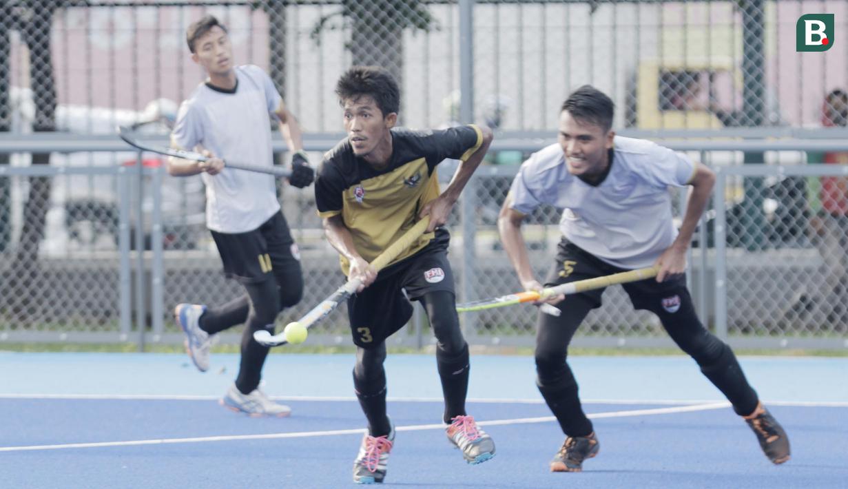 Atlet timnas hoki, Mittahid Haqqi, saat latihan di Lapangan Hoki, GBK, Jakarta, Jumat (7/4/2018). Latihan tersebut untuk persiapan jelang Asiang Games 2018. (Bola.com/M Iqbal Ichsan)