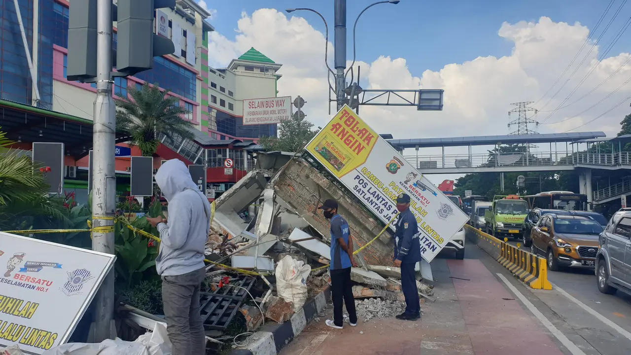 Pos polisi di depan Pasar Grosir Cililitan (PGC), Jakarta Timur hancur ditabrak bus Transjakarta.