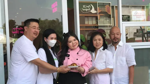 Setelah membintangi serial Menelusur Rasa, Konten kreator Shani Amelia akhirnya mewujudkan mimpinya membuka restoran