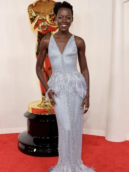 Lupita Nyong'o tidak pernah ketinggalan di karpet merah, dan Oscar 2024 melihat salah satu penampilan terbaik yang pernah dia kenakan. Aktris ini memilih gaun baby blue berkilauan oleh Armani Privé dengan detail berbulu, dan perhiasan De Beers. [@essence]