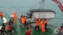 Evakuasi jenazah penumpang dan puing pesawat AirAsia QZ8501 masih terkendala cuaca buruk, Perairan Pangkalan Bun, Kalteng, Minggu (4/1/2015). (Liputan6.com/Herman Zakharia)