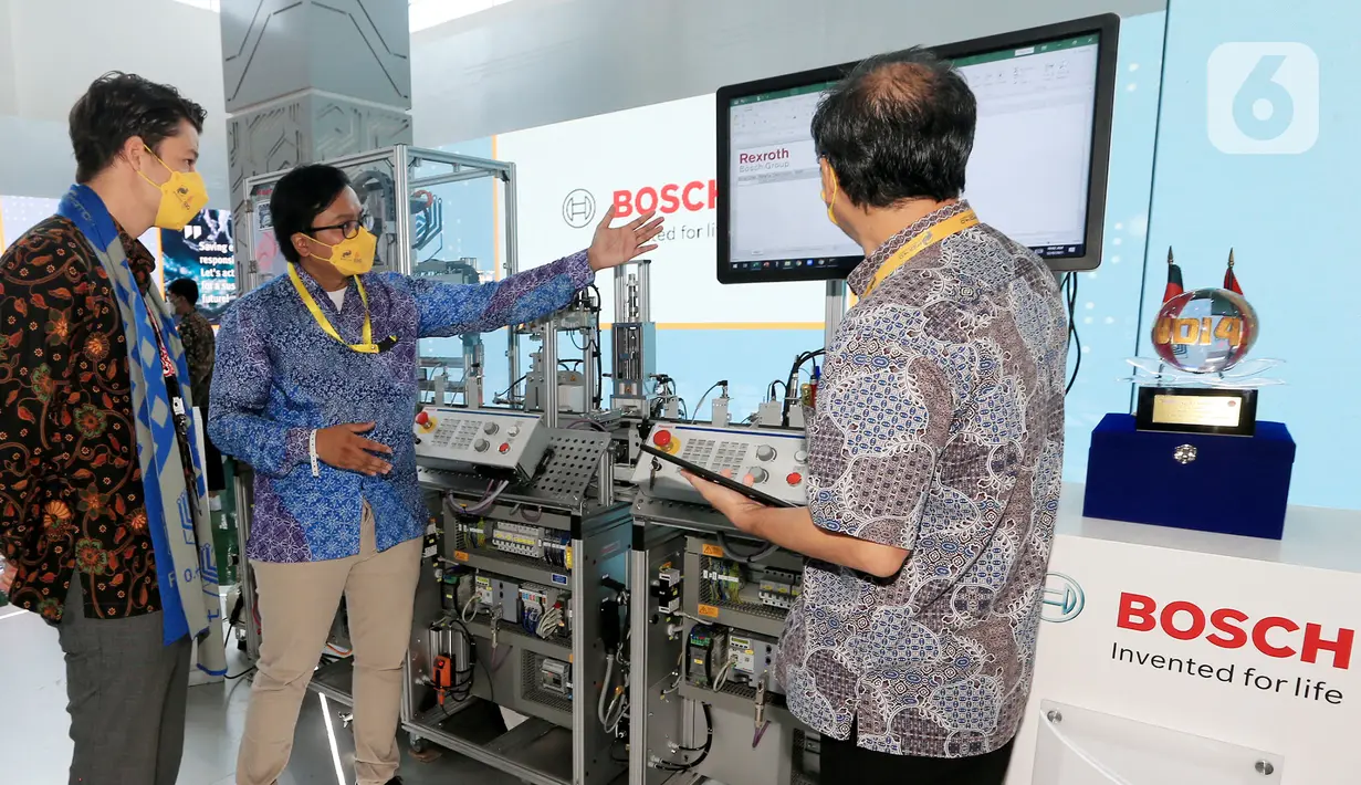 Perwakilan delegasi Sherpa Meeting G20 melihat Solusi Mechatronics Training System (mMS 4.0) Gedung PIDI 4.0 Kemenperin, Jakarta, Rabu (8/12/2021). Kemenperin menargetkan melatih lebih dari 1,5 juta pekerja dari sektor industri dalam penerapan Industri 4.0 untuk 5 tahun. (Liputan6.com/HO/Bosch)