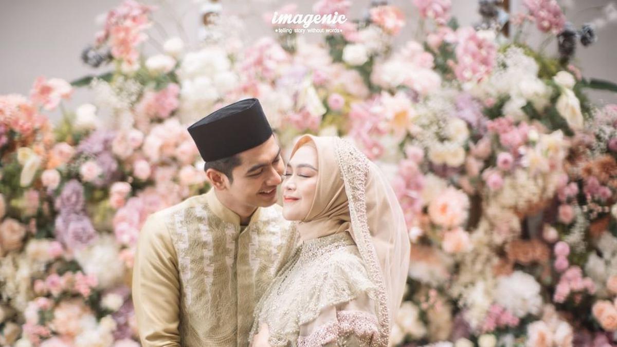 7 Potret Inspirasi Gaun Empat Bulanan Kehamilan Ria Ricis yang Memesona