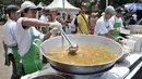 Juru masak memasak daging kurban ala hotel bintang lima saat peluncuran Dapur Kurban di Monas, Jakarta, Senin (12/8/2019). Sebanyak 5.000 kotak daging kurban olahan juru masak profesional akan dibagikan kepada warga menengah ke bawah di Jakarta. (merdeka.com/Iqbal Nugroho)