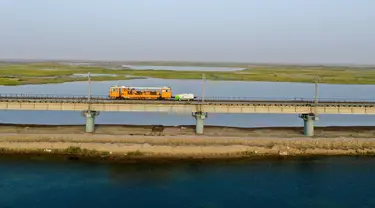 Foto drone menunjukkan sebuah lokomotif perbaikan rel (railgrinder) untuk memperbaiki ketidakteraturan pada rel di jalur kereta api Golmud-Korla di Daerah Otonom Uighur Xinjiang, China, 14 Juli 2020. Jalur ini menurut jadwal pengoperasiannya akan dimulai pada 30 Oktober 2020. (Xinhua/Ding Lei)
