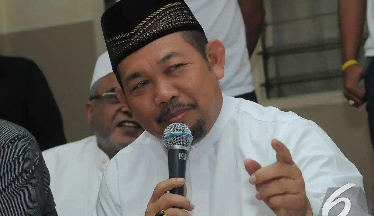 Nama Fahrurrozi Ishaq mendadak terkenal usai menjadi Gubernur DKI Jakarta tandingan, Jakarta, Rabu (3/12/2014). (Liputan6.com/Herman Zakharia)